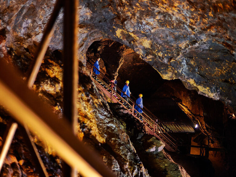 Eine Gruppe wird durch die Höhlen des Besucherbergwerk Bodenmais geführt