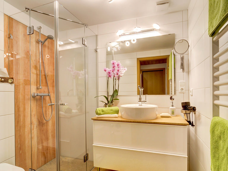 Modernes Badezimmer der Ferienwohnung Kronberg in Bodenmais