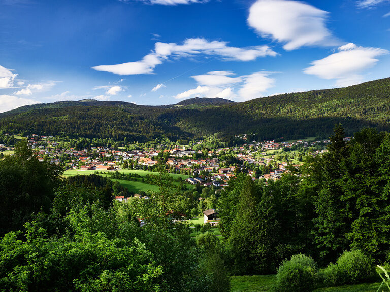 Der atemberaubende Blick über den idyllischen Ort Bodenmais.